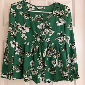 Lucky brand. Size small. Green floral top.